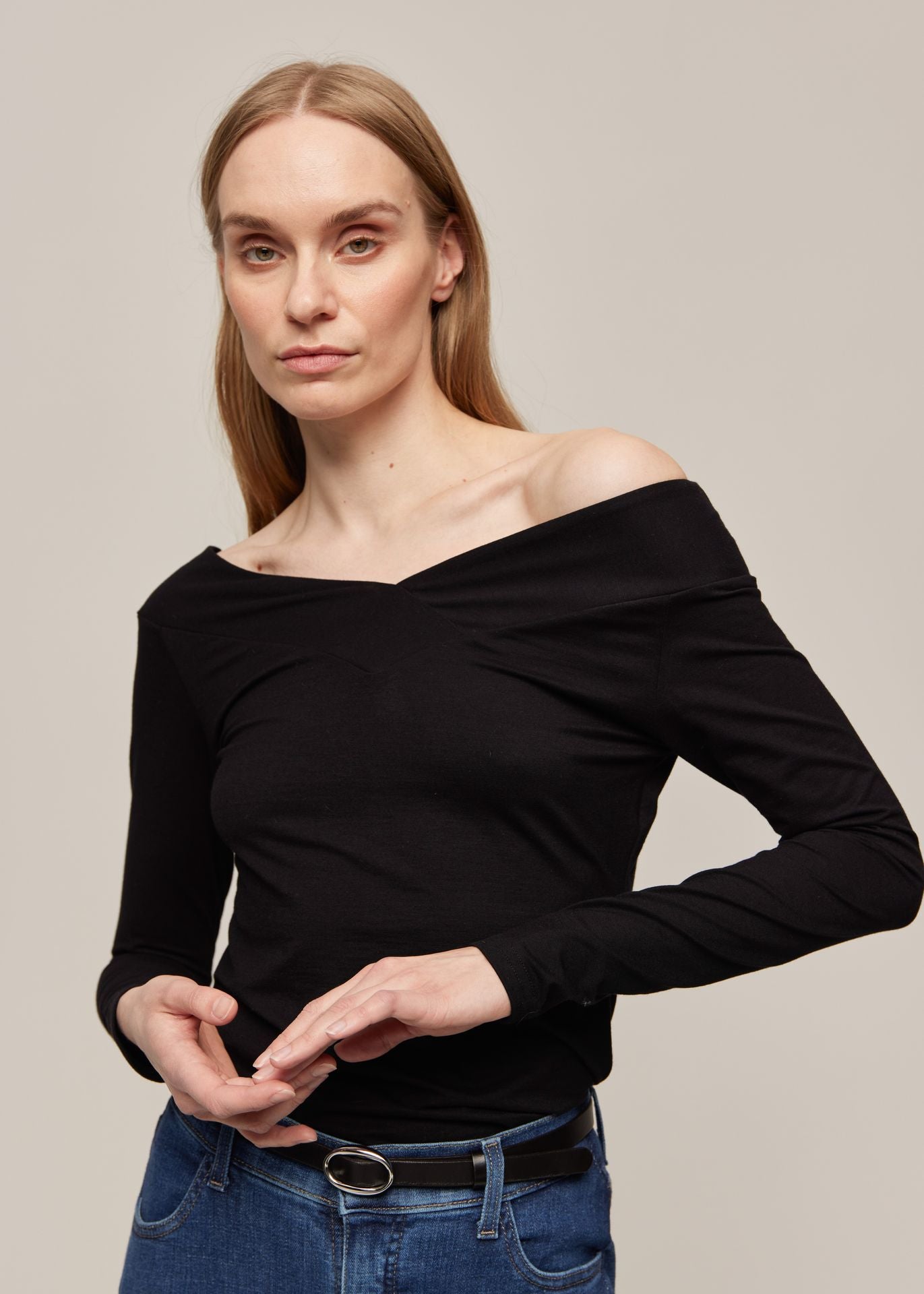 CROSS NECKLINE TOP BLACK