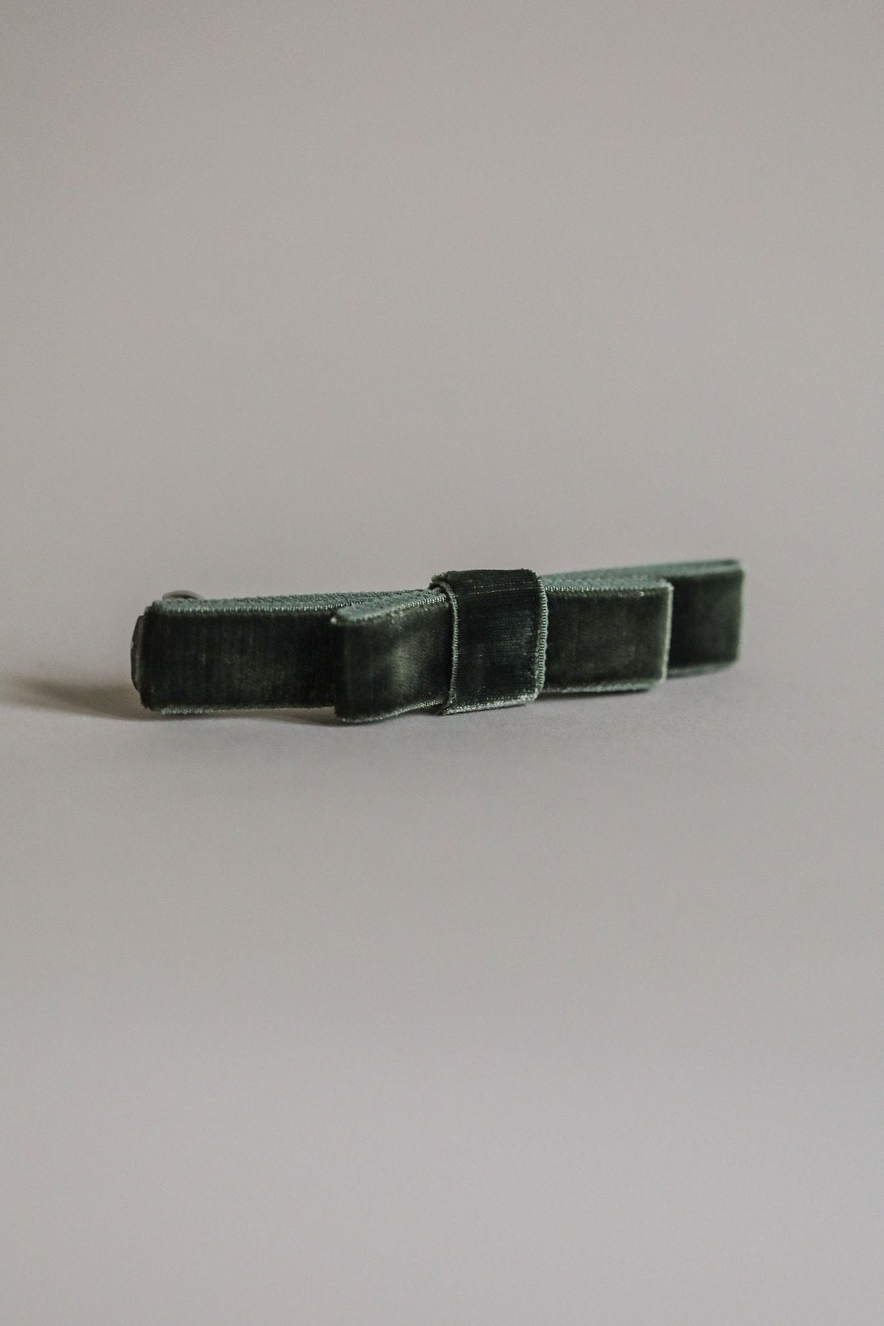 HELSINKI ATELIER VELVET RIBBON HAIR CLIP PISTACHIO