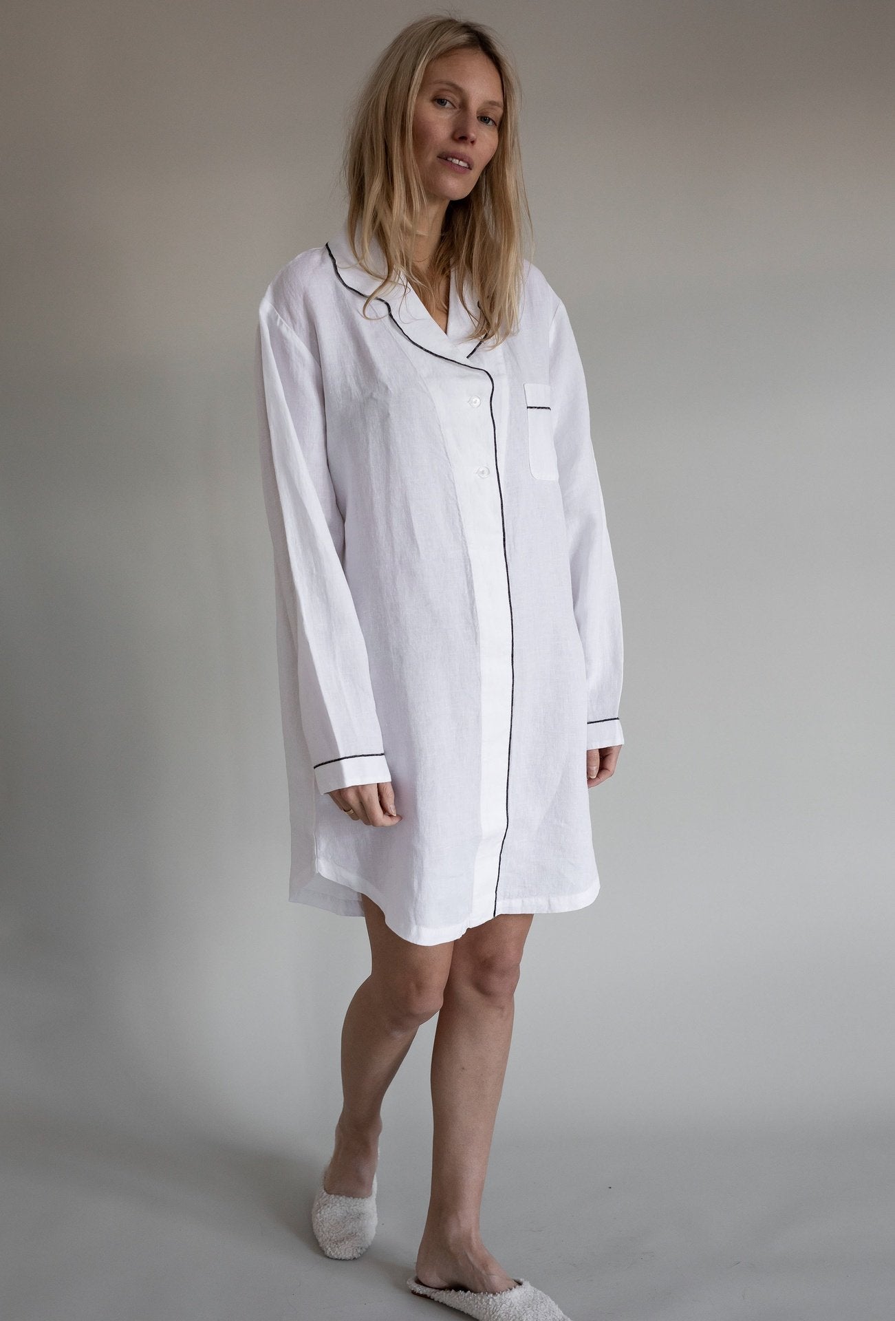 LINEN NIGHTSHIRT WHITE W. BLACK STITCHING