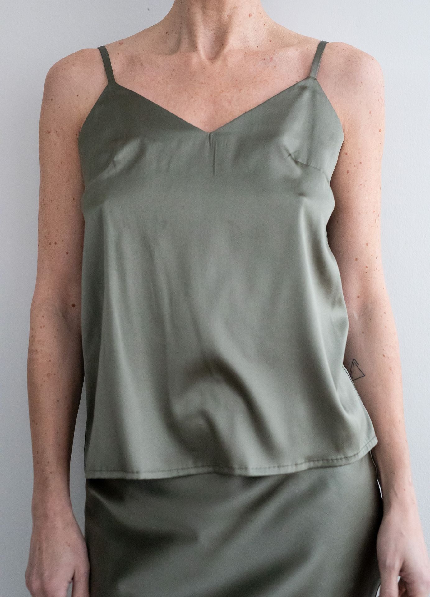 V-NECK SILK TOP GREEN